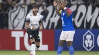 Corinthians flerta com o vexame, mas bate UCV e avança na Libertadores