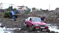 Fortes chuvas causam inundações e arrastam carros em ilha na Espanha