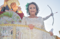 Mãe de Cazuza desfila pela Camisa Verde e Branco em homenagem ao filho