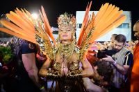 Sabrina Sato capricha em fantasia banhada a ouro para desfile da Gaviões