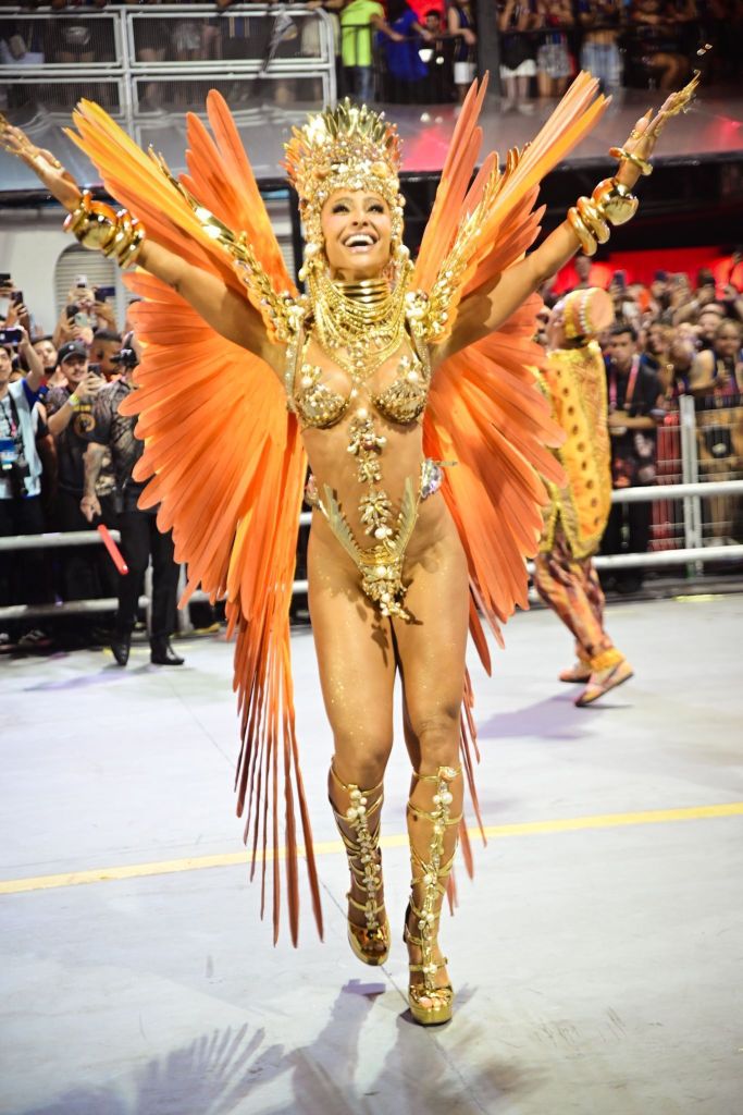 Sabrina Sato com fantasia banhada a ouro no desfile da Gaviões