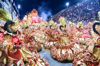 Enquete: qual foi a melhor escola de samba da 1ª noite do Rio de Janeiro?