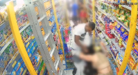 Vídeo: homem espanca esposa dentro de mercado em SP