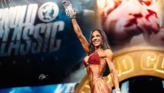 Brasileira bicampeã do Mr. Olympia anuncia aposentadoria e é homenageada