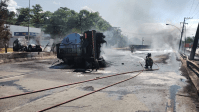 Caminhão-tanque explode e interdita rodovia no RJ