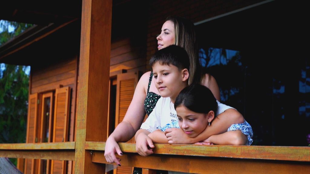 Empresária Bruna Pereira com os filhos.