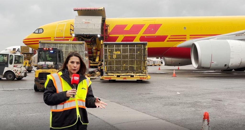 Priscila Yazbek em uma hub da DHL ao lado do aeroporto de Nova York. 