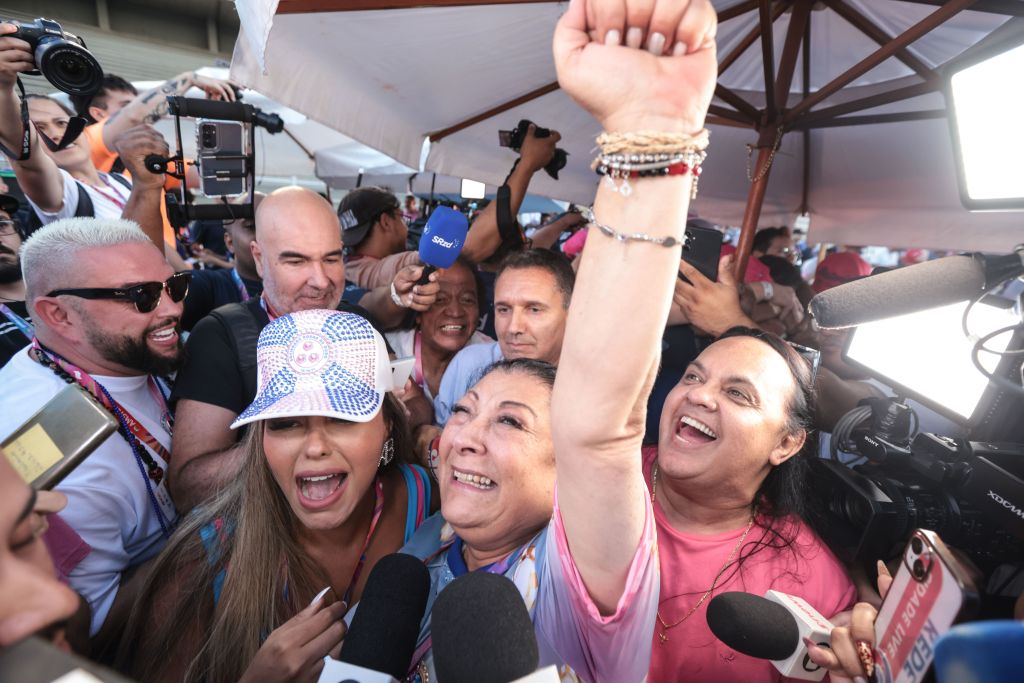 Angelina Basílio, presidente da escola de samba Rosas de Ouro, se emociona e comemora com os integrantes da agremiação ao fim da apuração dos desfiles das escolas de samba do Grupo Especial do Carnaval de São Paulo