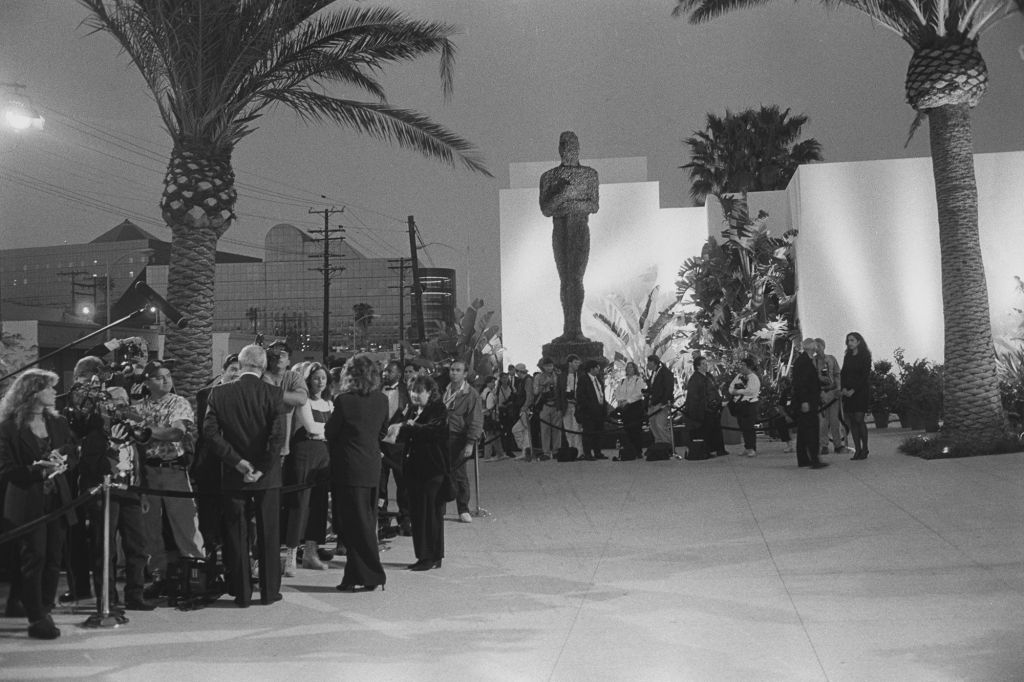 Equipes de filmagem e a mídia se reuniram do lado de fora da festa do Oscar de Steve Tisch e da Vanity Fair, em Mortons, Los Angeles, em 1994