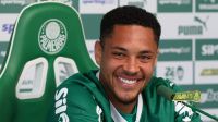 Vitor Roque é apresentado no Palmeiras com camisa 9 e crava: "Muito feliz"