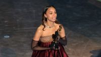 Oscar 2025: em discurso, Zoë Saldaña dedica prêmio a pais imigrantes