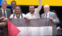 Lula segura bandeira após poeta discursar sobre Palestina "livre e soberana" em evento