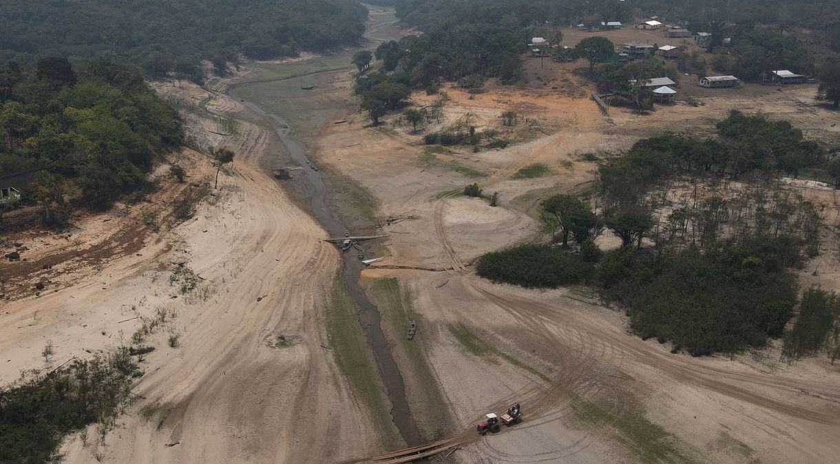 Nível de água em um dos principais portos fluviais da floresta amazônica brasileira atingiu seu ponto mais baixo em pelo menos 121 anos