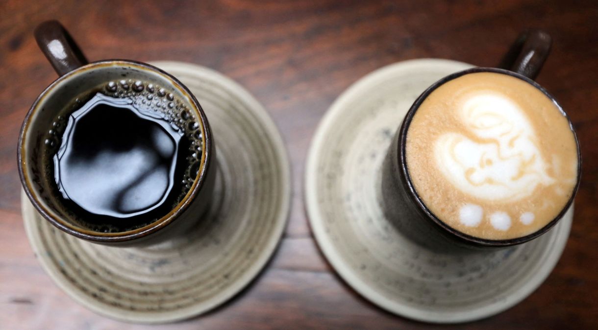 Copos de café e cappuccino
