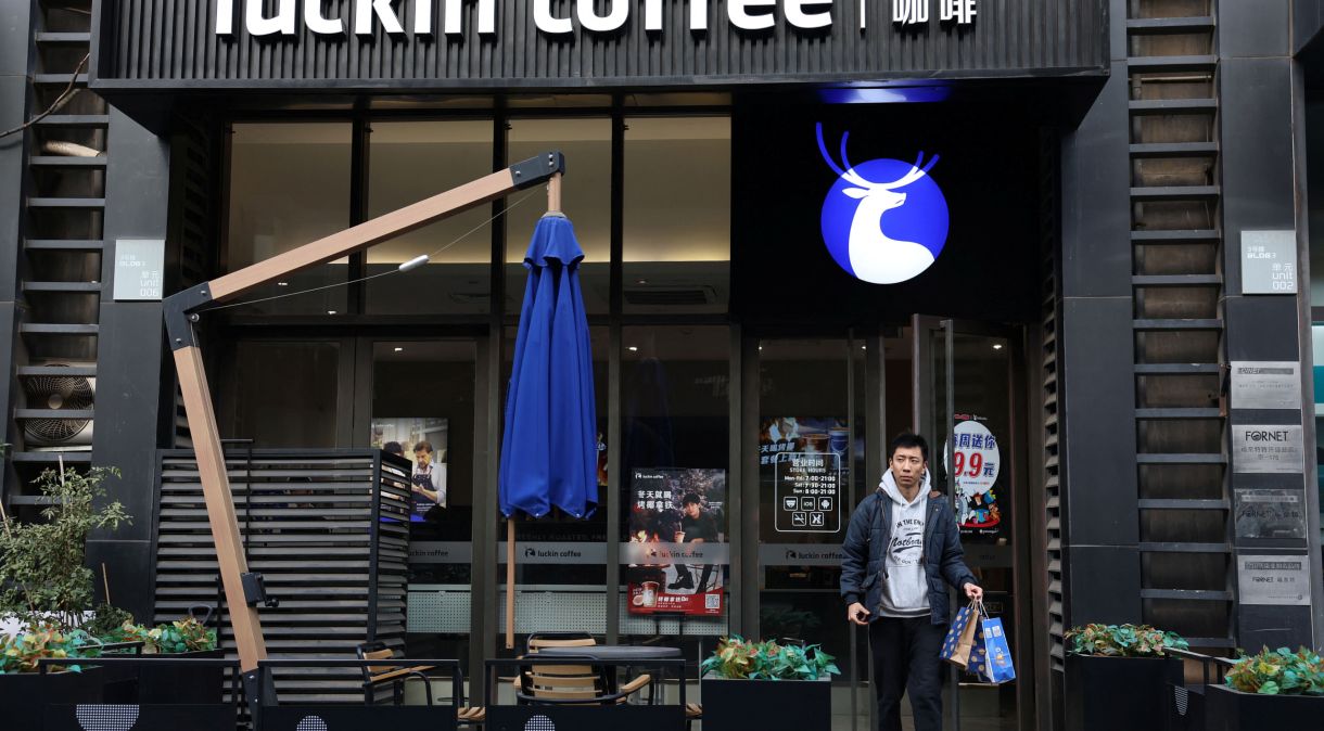 Consumidor deixa loja da Luckin Coffee em Pequim
