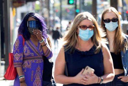 Pessoas usam máscaras em meio à pandemia de Covid-19 em Los Angeles