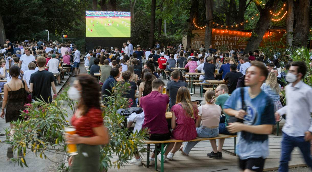 Pessoas assistem a jogo de futebol em café de Berlim