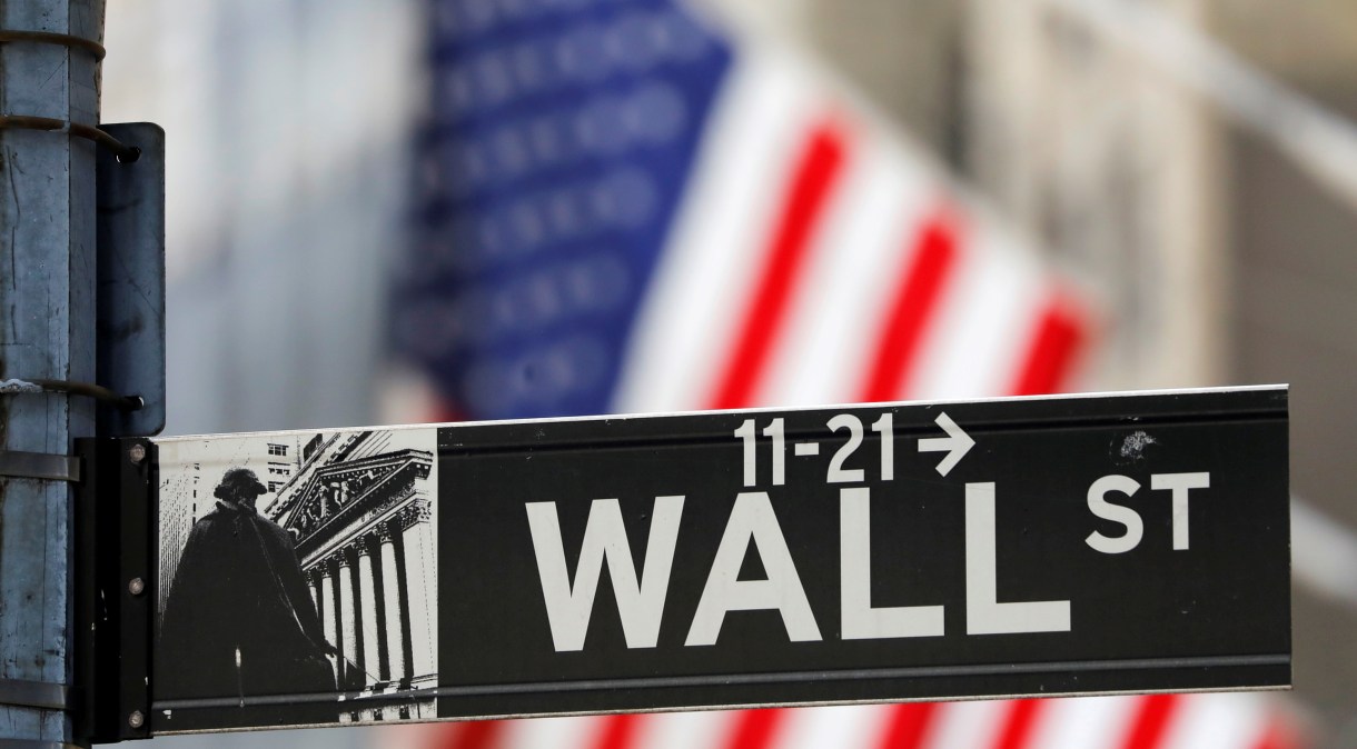 Placa de Wall Street em frente ao prédio da Bolsa de Nova York
