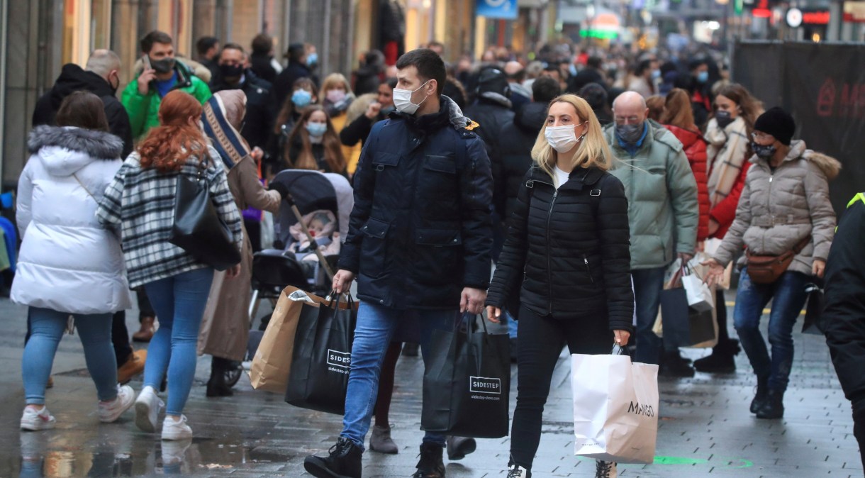 Consumidores lotam principal rua comercial de Colônia, na Alemanha