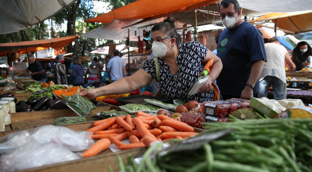 Consumidores fazem compras em mercado de rua no Rio de Janeiro