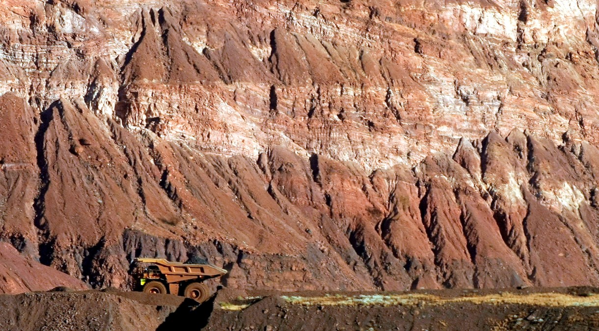 Caminhão passa por mina de minério de ferro da BHP em Newman