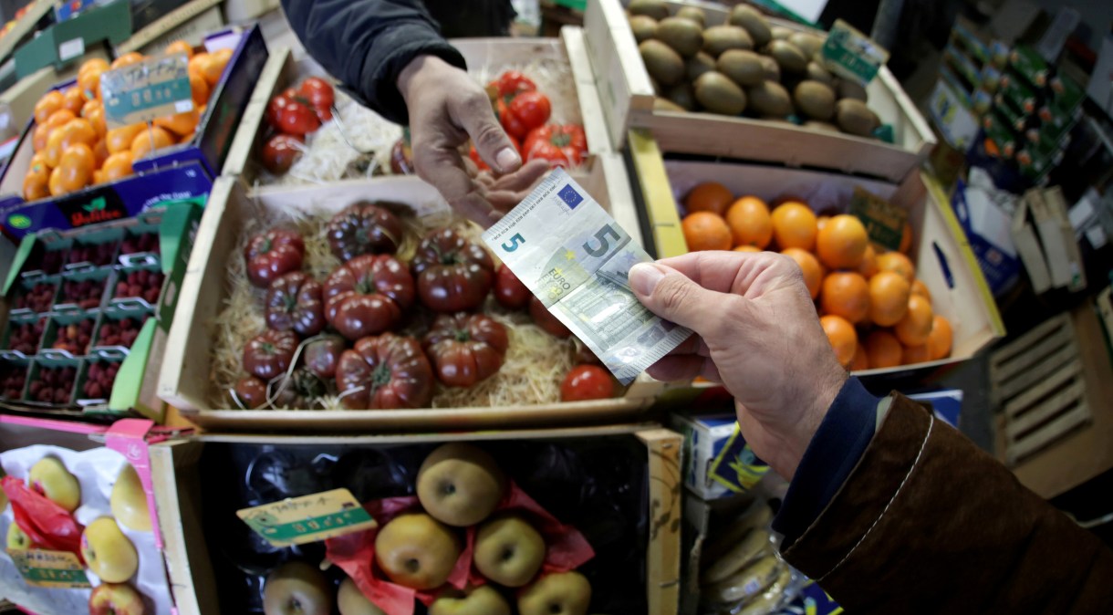 Cliente faz pagamento com uma nota de euro em um mercado em Nice, França, 3 de abril de 2019. REUTERS/Eric Gaillard