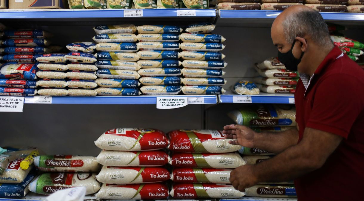Consumidor faz compras em supermercado do Rio de Janeiro