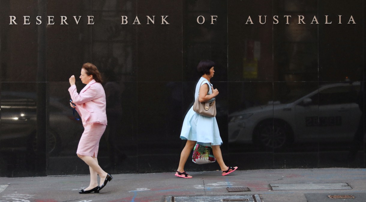 Duas mulheres caminham em frente à sede do banco central da Austrália, no centro de Sydney
