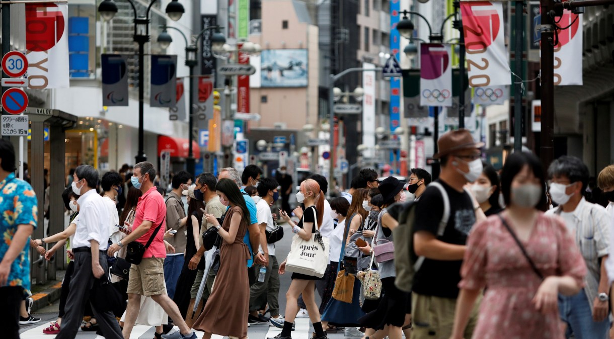 Pessoas caminham em área comercial de Shibuya, em Tóquio