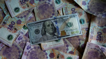 Cotação peso-dólar no popular mercado paralelo caiu para cerca de 260 por dólar, após começar o dia no pico de 280 por dólar; economista de extrema-esquerda é a nova ministra da Economia argentina