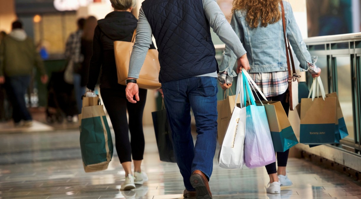Consumidores fazem compras em shopping no Estado da Pensilvânia, nos EUA.