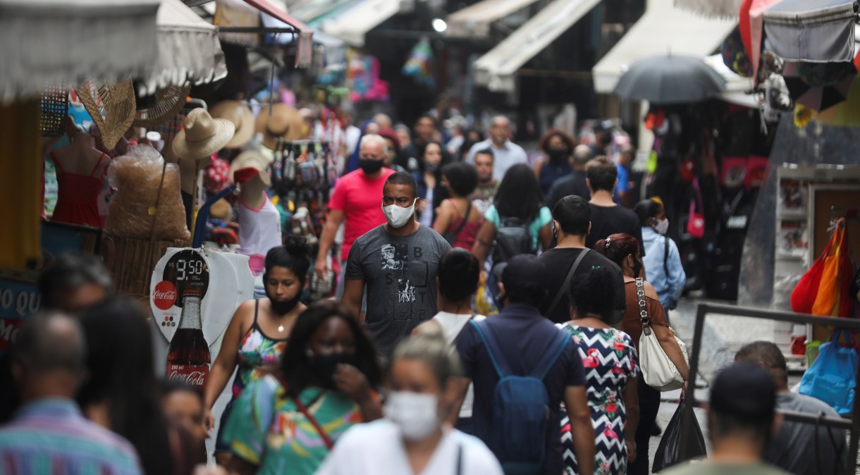Pessoas caminham em rua de comércio popular no Rio de Janeiro
