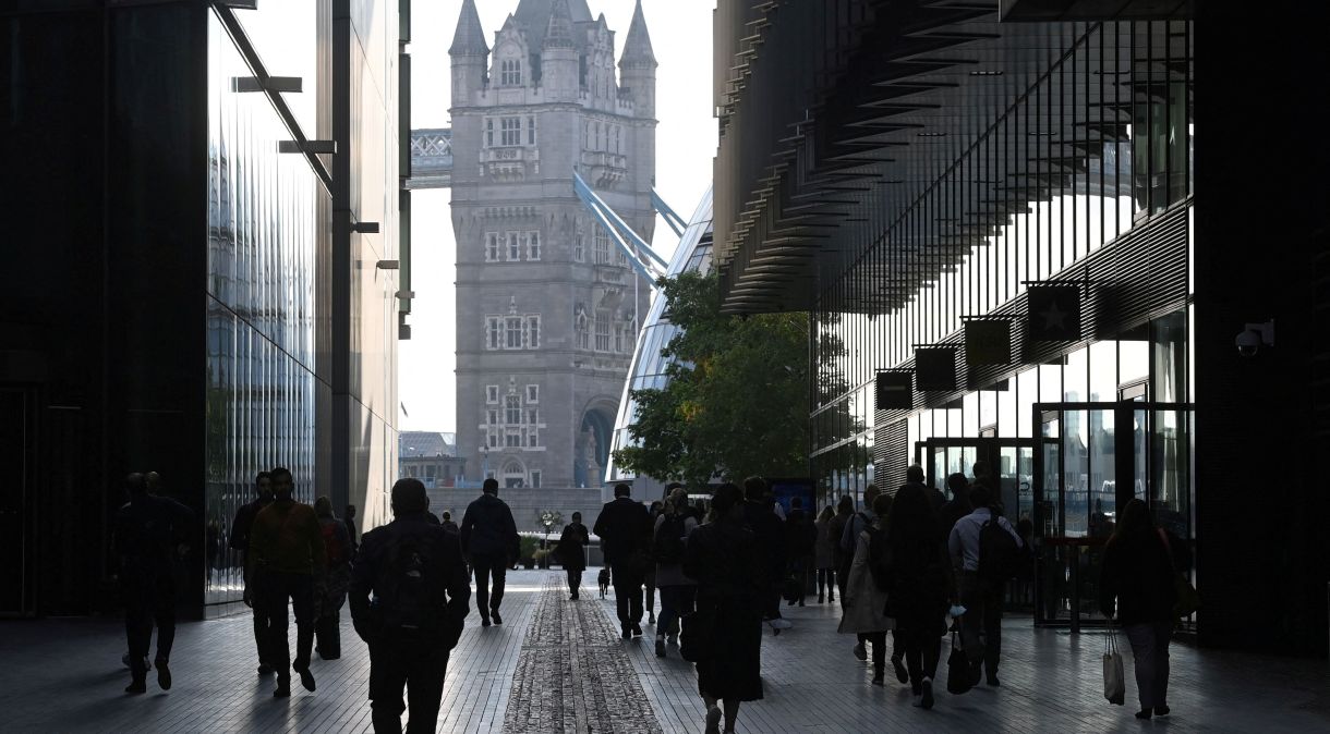Trabalhadores caminham em distrito comercial próximo à Tower Bridge em Londres