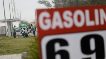 A Petrobras anunciou uma queda de 3% de sua gasolina vendida às distribuidoras a partir desta quarta-feira. Mas o repasse do recuo aos consumidores, nos postos, dependerá de outros fatores