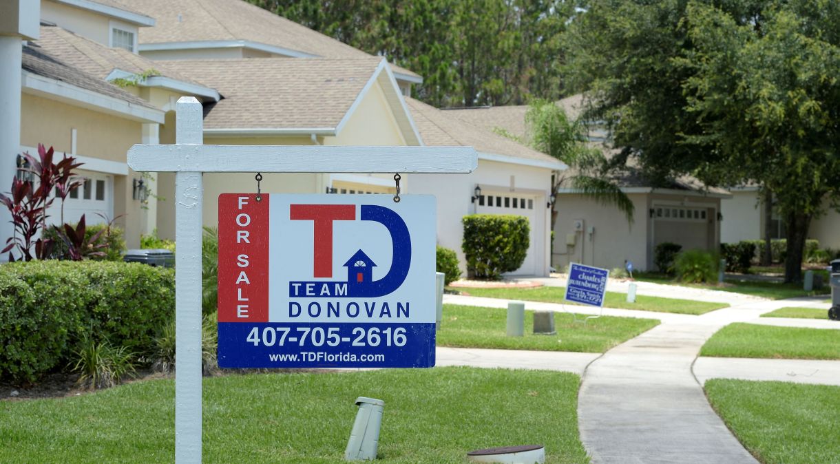 Placa sinaliza casas à venda na cidade de Davenport, na Flórida