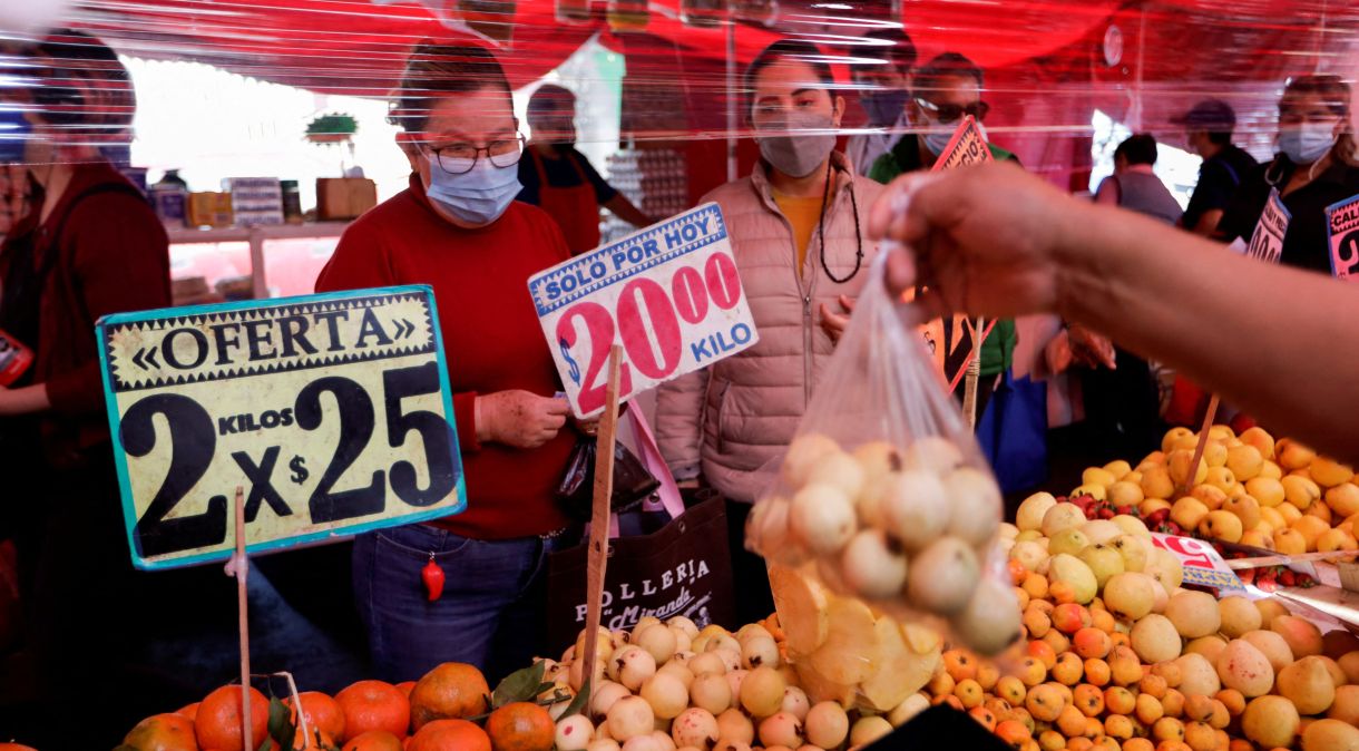 Clientes compram frutas em uma banca de feira livre na Cidade do México, 17 de dezembro de 2021.