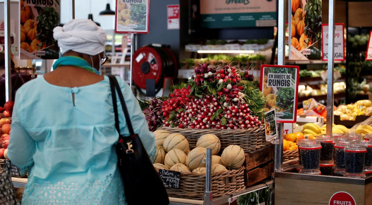 Consumidora faz compras em supermercado de Paris