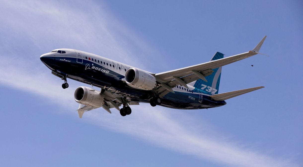 Boeing 737 MAX aterrisa no Boeing Field em Seattle, EUA