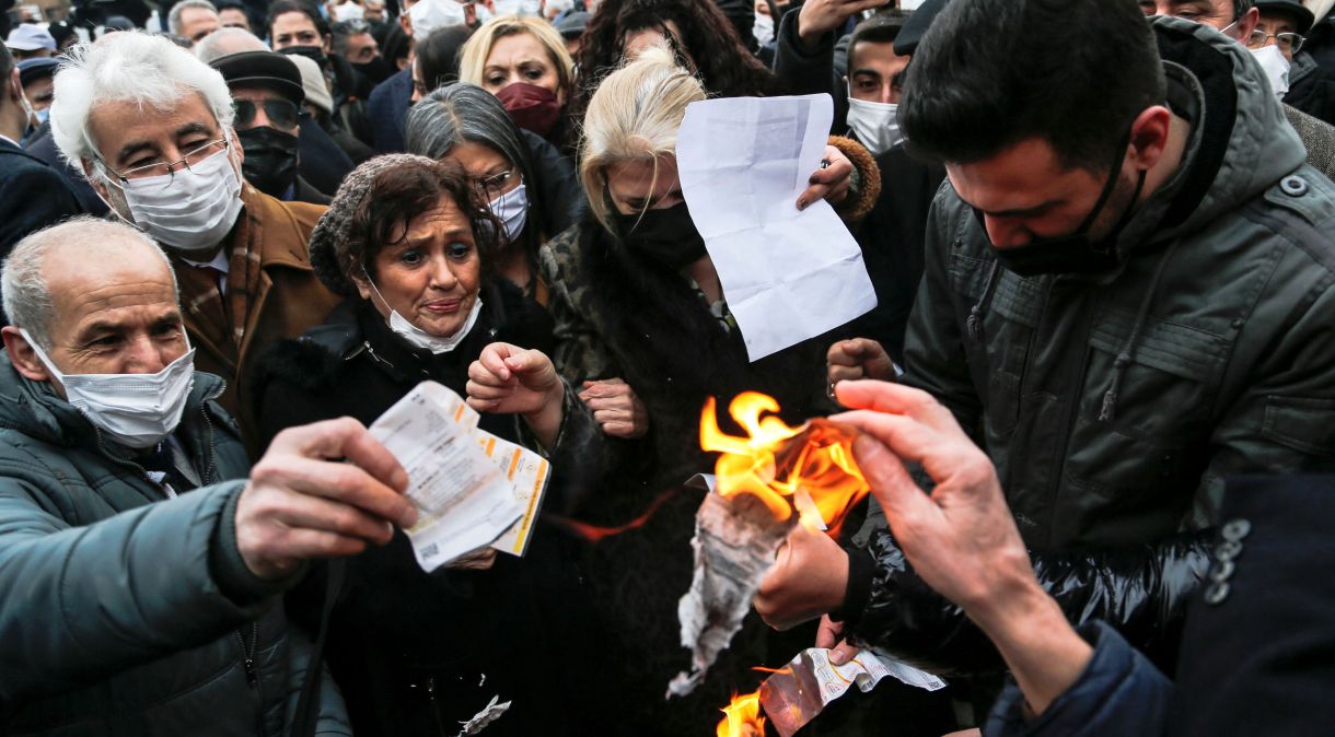 Cidadãos queimam contas de luz em protesto contra altos preços da energia, em Ancara, Turquia