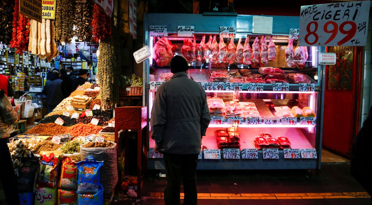 Consumidor faz compras em mercado de Ancara, na Turquia