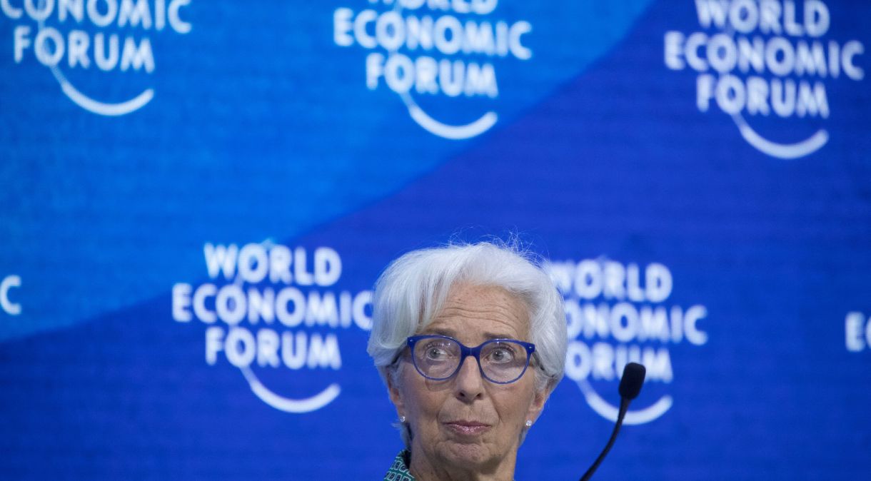 "Devemos manter o rumo e a determinação para conter a inflação", disse Lagarde