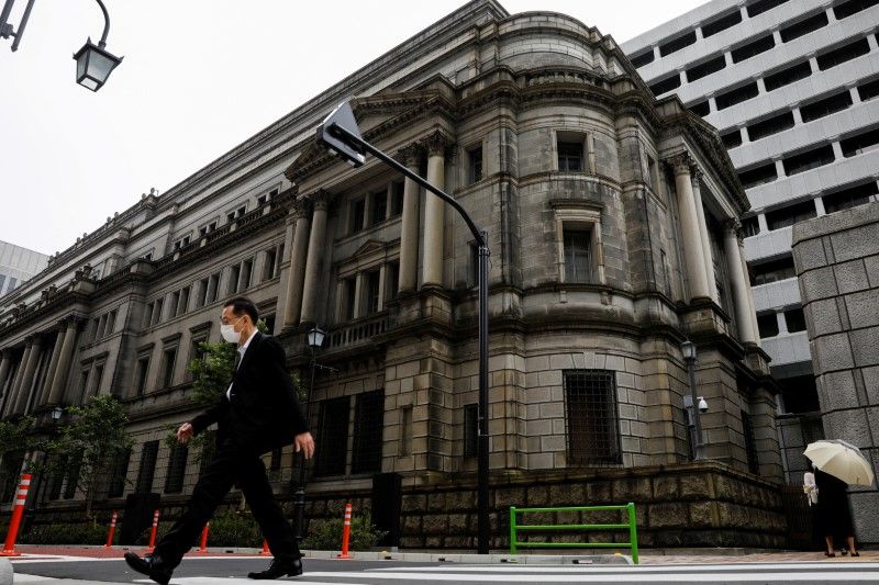 Homem de máscara protetora passa pela sede do Banco do Japão em meio ao surto de Covid-19 em Tóquio