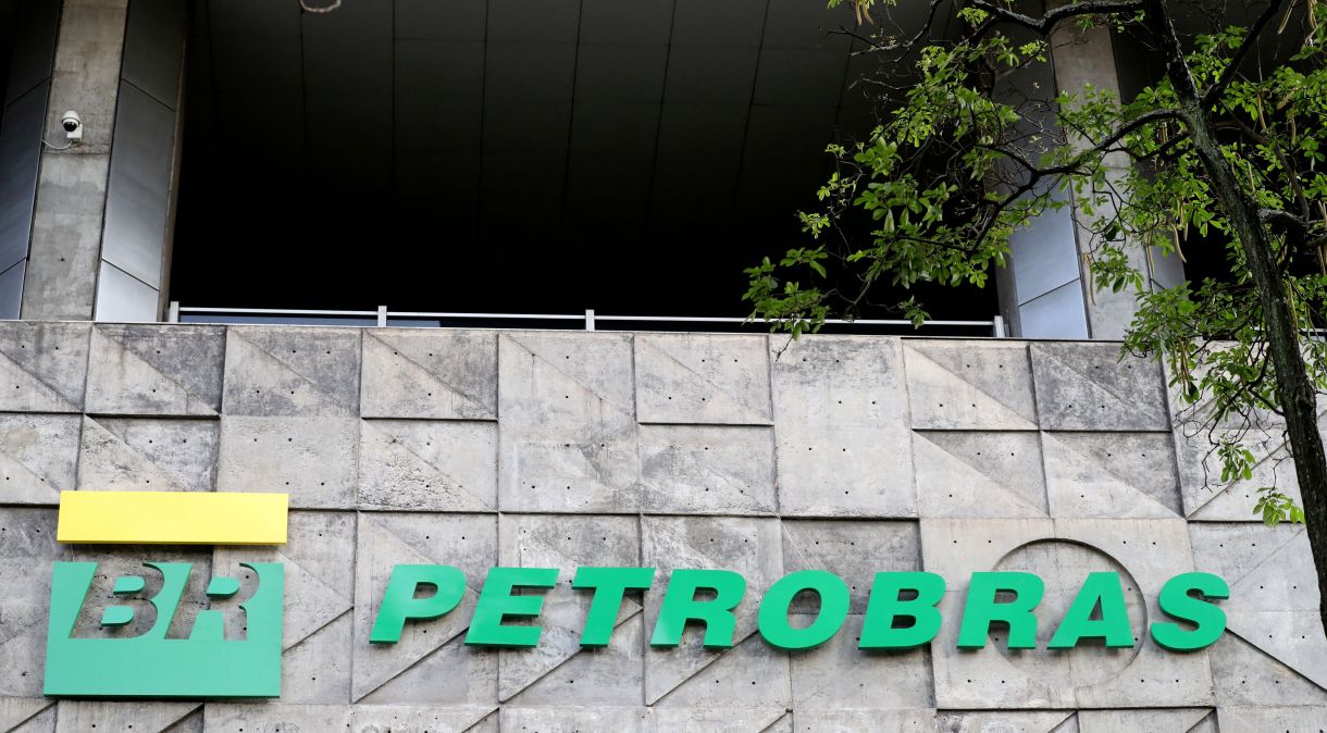 Logo da Petrobras na sede da empresa no Rio de Janeiro