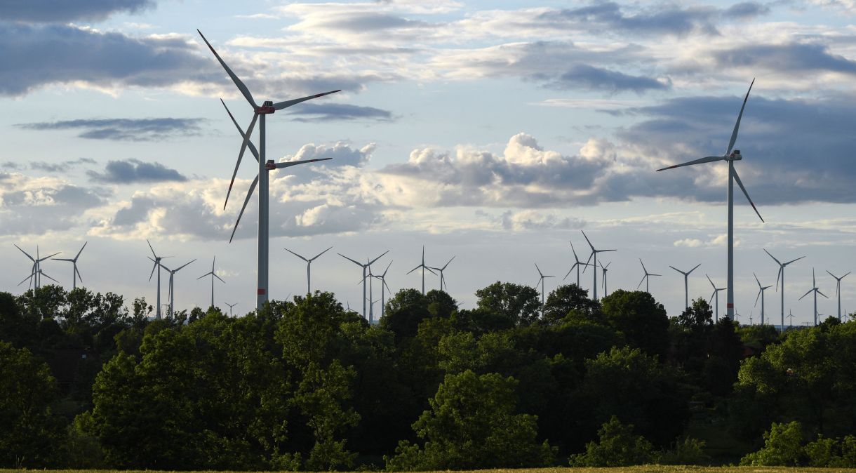 Turbinas de geração de energia eólica perto: Bruxelas propôs metas ainda mais altas no mês passado