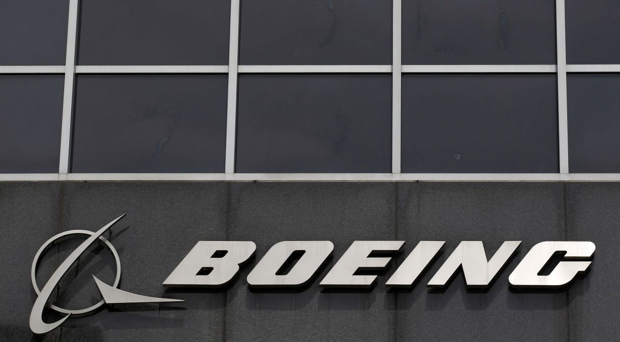Foto do logotipo da Boeing em sua sede em Chicago