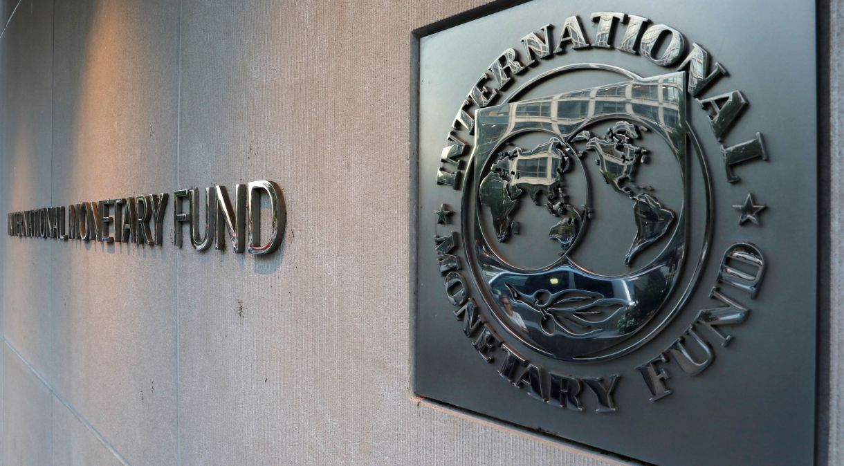Logotipo do FMI do lado de fora da sede da instituição em Washington, EUA