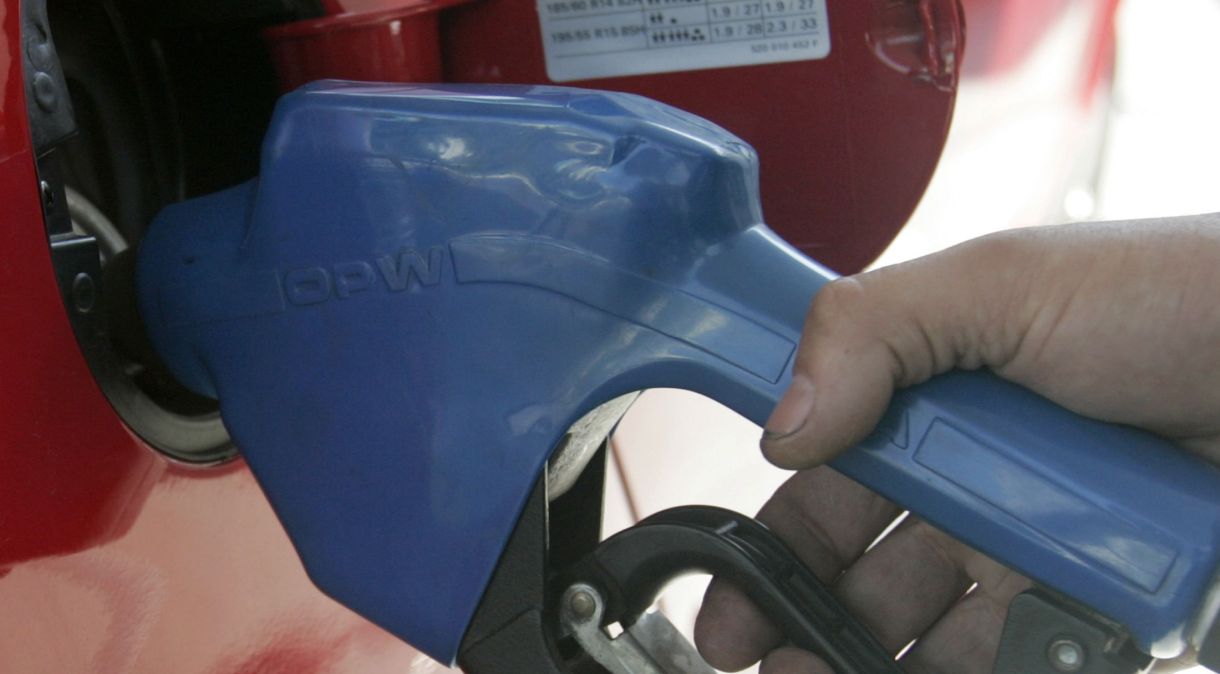Frentista abastece carro: combustíveis levaram queda de indicador no mês