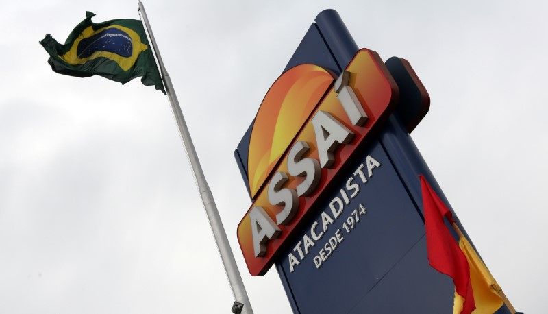 Placa mostra o logo do atacadista Assaí: empresa tem meta de reabrir com sua marca este ano 45 lojas compradas do Extra