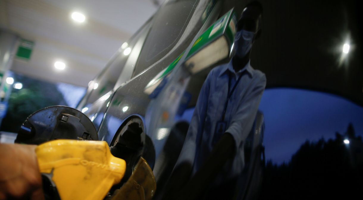 Com o recuo da gasolina, o preço médio do etanol hidratado no país caiu 8,78% em relação ao mês anterior, para R$ 4,020 o litro