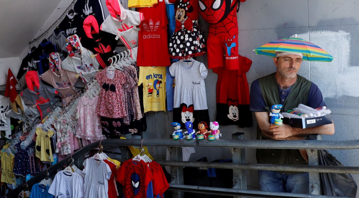 Vendedor de rua em Istambul, Turquia: aumento dos preços ajudou a impulsionar os gastos, enquanto a queda da lira elevou as exportações